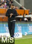 04.10.2025, Fussball 1. Bundesliga 2025/2026, 6.Spieltag, FC Augsburg - VfL Wolfsburg, in der WWK-Arena Augsburg. Trainer Sandro Wagner (FC Augsburg) schaut nachdenklich auf seine Uhr.
