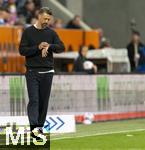 04.10.2025, Fussball 1. Bundesliga 2025/2026, 6.Spieltag, FC Augsburg - VfL Wolfsburg, in der WWK-Arena Augsburg. Trainer Sandro Wagner (FC Augsburg) schaut nachdenklich auf seine Uhr.