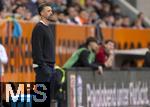 04.10.2025, Fussball 1. Bundesliga 2025/2026, 6.Spieltag, FC Augsburg - VfL Wolfsburg, in der WWK-Arena Augsburg. Trainer Sandro Wagner (FC Augsburg) schaut nachdenklich drein.