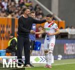 04.10.2025, Fussball 1. Bundesliga 2025/2026, 6.Spieltag, FC Augsburg - VfL Wolfsburg, in der WWK-Arena Augsburg. v.li: Trainer Sandro Wagner (FC Augsburg) mit Fabian Rieder (FC Augsburg) 