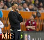 04.10.2025, Fussball 1. Bundesliga 2025/2026, 6.Spieltag, FC Augsburg - VfL Wolfsburg, in der WWK-Arena Augsburg. Trainer Sandro Wagner (FC Augsburg) schaut nachdenklich drein.