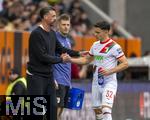 04.10.2025, Fussball 1. Bundesliga 2025/2026, 6.Spieltag, FC Augsburg - VfL Wolfsburg, in der WWK-Arena Augsburg. v.li: Trainer Sandro Wagner (FC Augsburg) mit Fabian Rieder (FC Augsburg) 