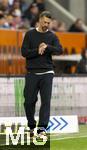04.10.2025, Fussball 1. Bundesliga 2025/2026, 6.Spieltag, FC Augsburg - VfL Wolfsburg, in der WWK-Arena Augsburg. Trainer Sandro Wagner (FC Augsburg) schaut nachdenklich auf seine Uhr.