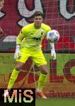 04.10.2025, Fussball 1. Bundesliga 2025/2026, 6.Spieltag, FC Augsburg - VfL Wolfsburg, in der WWK-Arena Augsburg. Torwart Finn Dahmen (FC Augsburg) konzentriert sich.