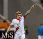 04.10.2025, Fussball 1. Bundesliga 2025/2026, 6.Spieltag, FC Augsburg - VfL Wolfsburg, in der WWK-Arena Augsburg. Kristjan Jakic (FC Augsburg) gibt Handzeichen