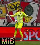04.10.2025, Fussball 1. Bundesliga 2025/2026, 6.Spieltag, FC Augsburg - VfL Wolfsburg, in der WWK-Arena Augsburg. Torwart Finn Dahmen (FC Augsburg) am Ball 