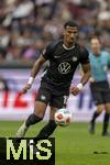 04.10.2025, Fussball 1. Bundesliga 2025/2026, 6.Spieltag, FC Augsburg - VfL Wolfsburg, in der WWK-Arena Augsburg. Moritz Jenz (Wolfsburg) am Ball 
