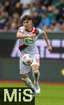 04.10.2025, Fussball 1. Bundesliga 2025/2026, 6.Spieltag, FC Augsburg - VfL Wolfsburg, in der WWK-Arena Augsburg. Mert Kmr (FC Augsburg) am Ball 