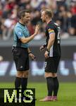 04.10.2025, Fussball 1. Bundesliga 2025/2026, 6.Spieltag, FC Augsburg - VfL Wolfsburg, in der WWK-Arena Augsburg. v.li: Schiedsrichter Benjamin Brand mit Maximilian Arnold (Wolfsburg) 