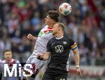 04.10.2025, Fussball 1. Bundesliga 2025/2026, 6.Spieltag, FC Augsburg - VfL Wolfsburg, in der WWK-Arena Augsburg. v.li: Mert Kmr (FC Augsburg) gegen Maximilian Arnold (Wolfsburg) 