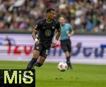 04.10.2025, Fussball 1. Bundesliga 2025/2026, 6.Spieltag, FC Augsburg - VfL Wolfsburg, in der WWK-Arena Augsburg. Moritz Jenz (Wolfsburg) am Ball 