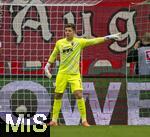 04.10.2025, Fussball 1. Bundesliga 2025/2026, 6.Spieltag, FC Augsburg - VfL Wolfsburg, in der WWK-Arena Augsburg. Torwart Finn Dahmen (FC Augsburg) gibt Anweisungen.