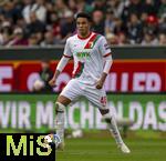 04.10.2025, Fussball 1. Bundesliga 2025/2026, 6.Spieltag, FC Augsburg - VfL Wolfsburg, in der WWK-Arena Augsburg. Noahkai Dominic Banks (FC Augsburg) am Ball 