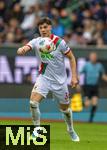 04.10.2025, Fussball 1. Bundesliga 2025/2026, 6.Spieltag, FC Augsburg - VfL Wolfsburg, in der WWK-Arena Augsburg. Mert Kmr (FC Augsburg) am Ball 