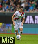 04.10.2025, Fussball 1. Bundesliga 2025/2026, 6.Spieltag, FC Augsburg - VfL Wolfsburg, in der WWK-Arena Augsburg. Mert Kmr (FC Augsburg) am Ball 