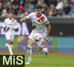 04.10.2025, Fussball 1. Bundesliga 2025/2026, 6.Spieltag, FC Augsburg - VfL Wolfsburg, in der WWK-Arena Augsburg. Mert Kmr (FC Augsburg) am Ball 