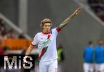 04.10.2025, Fussball 1. Bundesliga 2025/2026, 6.Spieltag, FC Augsburg - VfL Wolfsburg, in der WWK-Arena Augsburg. Kristjan Jakic (FC Augsburg) gibt Handzeichen