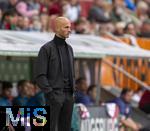 04.10.2025, Fussball 1. Bundesliga 2025/2026, 6.Spieltag, FC Augsburg - VfL Wolfsburg, in der WWK-Arena Augsburg. Trainer Paul Simonis (Wolfsburg) nachdenklich 