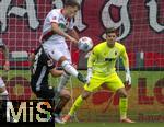 04.10.2025, Fussball 1. Bundesliga 2025/2026, 6.Spieltag, FC Augsburg - VfL Wolfsburg, in der WWK-Arena Augsburg. Torwart Finn Dahmen (FC Augsburg) konzentriert sich.