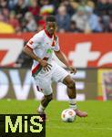04.10.2025, Fussball 1. Bundesliga 2025/2026, 6.Spieltag, FC Augsburg - VfL Wolfsburg, in der WWK-Arena Augsburg. Samuel Emmanuel Essende Mbongu (FC Augsburg) am Ball 
