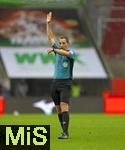 04.10.2025, Fussball 1. Bundesliga 2025/2026, 6.Spieltag, FC Augsburg - VfL Wolfsburg, in der WWK-Arena Augsburg. Schiedsrichter Benjamin Brand  