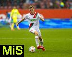 04.10.2025, Fussball 1. Bundesliga 2025/2026, 6.Spieltag, FC Augsburg - VfL Wolfsburg, in der WWK-Arena Augsburg. Niklas Dorsch (FC Augsburg) am Ball 