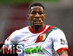 04.10.2025, Fussball 1. Bundesliga 2025/2026, 6.Spieltag, FC Augsburg - VfL Wolfsburg, in der WWK-Arena Augsburg. Samuel Emmanuel Essende Mbongu (FC Augsburg) im Lauf 