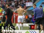 04.10.2025, Fussball 1. Bundesliga 2025/2026, 6.Spieltag, FC Augsburg - VfL Wolfsburg, in der WWK-Arena Augsburg. Cedric Adrian Zesiger (FC Augsburg) wird eingewechselt, auf der Haut auf seinem Rcken prangen groe runde Flecken.