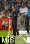 04.10.2025, Fussball 1. Bundesliga 2025/2026, 6.Spieltag, FC Augsburg - VfL Wolfsburg, in der WWK-Arena Augsburg. Trainer Sandro Wagner (FC Augsburg) schwebt wtend ber dem Platz an der Seitenlinie.