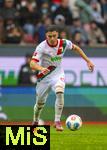 04.10.2025, Fussball 1. Bundesliga 2025/2026, 6.Spieltag, FC Augsburg - VfL Wolfsburg, in der WWK-Arena Augsburg. Mert Kmr (FC Augsburg) am Ball 