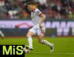 04.10.2025, Fussball 1. Bundesliga 2025/2026, 6.Spieltag, FC Augsburg - VfL Wolfsburg, in der WWK-Arena Augsburg. Mert Kmr (FC Augsburg) am Ball 