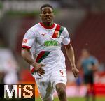 04.10.2025, Fussball 1. Bundesliga 2025/2026, 6.Spieltag, FC Augsburg - VfL Wolfsburg, in der WWK-Arena Augsburg. Samuel Emmanuel Essende Mbongu (FC Augsburg) im Lauf 