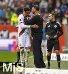 04.10.2025, Fussball 1. Bundesliga 2025/2026, 6.Spieltag, FC Augsburg - VfL Wolfsburg, in der WWK-Arena Augsburg. v.li: Noahkai Dominic Banks (FC Augsburg) und Trainer Sandro Wagner (FC Augsburg) 