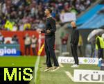 04.10.2025, Fussball 1. Bundesliga 2025/2026, 6.Spieltag, FC Augsburg - VfL Wolfsburg, in der WWK-Arena Augsburg. Trainer Sandro Wagner (FC Augsburg) schwebt wtend ber dem Platz an der Seitenlinie.