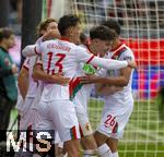 04.10.2025, Fussball 1. Bundesliga 2025/2026, 6.Spieltag, FC Augsburg - VfL Wolfsburg, in der WWK-Arena Augsburg. Torjubel Dimitrios Christos Giannoulis (FC Augsburg), Mert Kmr (FC Augsburg) 