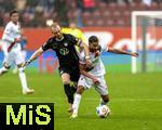 04.10.2025, Fussball 1. Bundesliga 2025/2026, 6.Spieltag, FC Augsburg - VfL Wolfsburg, in der WWK-Arena Augsburg. v.li: Maximilian Arnold (Wolfsburg) gegen Elias Saad (FC Augsburg) 