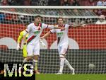 04.10.2025, Fussball 1. Bundesliga 2025/2026, 6.Spieltag, FC Augsburg - VfL Wolfsburg, in der WWK-Arena Augsburg. Kristjan Jakic (re, FC Augsburg), li: Elvis Rexhbecaj (FC Augsburg) 