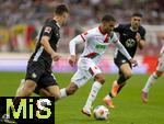 04.10.2025, Fussball 1. Bundesliga 2025/2026, 6.Spieltag, FC Augsburg - VfL Wolfsburg, in der WWK-Arena Augsburg. Elias Saad (mitte, FC Augsburg) am Ball 