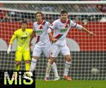 04.10.2025, Fussball 1. Bundesliga 2025/2026, 6.Spieltag, FC Augsburg - VfL Wolfsburg, in der WWK-Arena Augsburg. Kristjan Jakic (mitte, FC Augsburg), re: Elvis Rexhbecaj (FC Augsburg) 