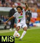 04.10.2025, Fussball 1. Bundesliga 2025/2026, 6.Spieltag, FC Augsburg - VfL Wolfsburg, in der WWK-Arena Augsburg. Han-Noah Massengo (FC Augsburg) Schuss.