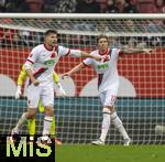 04.10.2025, Fussball 1. Bundesliga 2025/2026, 6.Spieltag, FC Augsburg - VfL Wolfsburg, in der WWK-Arena Augsburg. Kristjan Jakic (re, FC Augsburg), li: Elvis Rexhbecaj (FC Augsburg) 