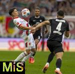 04.10.2025, Fussball 1. Bundesliga 2025/2026, 6.Spieltag, FC Augsburg - VfL Wolfsburg, in der WWK-Arena Augsburg. Fabian Rieder (FC Augsburg) nimmt den Ball an.