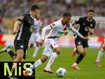 04.10.2025, Fussball 1. Bundesliga 2025/2026, 6.Spieltag, FC Augsburg - VfL Wolfsburg, in der WWK-Arena Augsburg. Elias Saad (mitte, FC Augsburg) am Ball 
