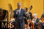 04.10..2025, Internationales Klassikfestival: Festival der Nationen 2025, im Kurhaus Bad Wrishofen (Unterallgu), Intendant Winfried Roch hlt eine Ansprache vor dem Publikum.