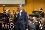 04.10..2025, Internationales Klassikfestival: Festival der Nationen 2025, im Kurhaus Bad Wrishofen (Unterallgu), Intendant Winfried Roch hlt eine Ansprache vor dem Publikum.