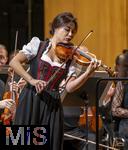 04.10..2025, Internationales Klassikfestival: Festival der Nationen 2025, im Kurhaus Bad Wrishofen (Unterallgu), Die international gefeierte Geigerin Soyoung Yoon (Sdkorea) fhrt Tschaikowskys Violinkonzert auf. Sie wurde 2012 mit dem Prix Young Artist of the Year beim Festival der Nationen ausgezeichnet. Mit dem Janacek Philharmonic Orchestra unter dem Dirigat von Andrey Boreyko. Sie tritt kurioserweise im Trachten-Dirndl aus einem Wrishofener Geschft auf, da ihr Gepck am Airport nicht angekommen war. Passend zur Oktoberfestzeit. 
