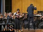 04.10..2025, Internationales Klassikfestival: Festival der Nationen 2025, im Kurhaus Bad Wrishofen (Unterallgu), Die international gefeierte Geigerin Soyoung Yoon (Sdkorea) fhrt Tschaikowskys Violinkonzert auf. Sie wurde 2012 mit dem Prix Young Artist of the Year beim Festival der Nationen ausgezeichnet. Mit dem Janacek Philharmonic Orchestra unter dem Dirigat von Andrey Boreyko. Sie tritt kurioserweise im Trachten-Dirndl aus einem Wrishofener Geschft auf, da ihr Gepck am Airport nicht angekommen war. Passend zur Oktoberfestzeit.