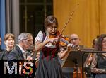 04.10..2025, Internationales Klassikfestival: Festival der Nationen 2025, im Kurhaus Bad Wrishofen (Unterallgu), Die international gefeierte Geigerin Soyoung Yoon (Sdkorea) fhrt Tschaikowskys Violinkonzert auf. Sie wurde 2012 mit dem Prix Young Artist of the Year beim Festival der Nationen ausgezeichnet. Mit dem Janacek Philharmonic Orchestra unter dem Dirigat von Andrey Boreyko. Sie tritt kurioserweise im Trachten-Dirndl aus einem Wrishofener Geschft auf, da ihr Gepck am Airport nicht angekommen war. Passend zur Oktoberfestzeit.