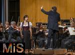 04.10..2025, Internationales Klassikfestival: Festival der Nationen 2025, im Kurhaus Bad Wrishofen (Unterallgu), Die international gefeierte Geigerin Soyoung Yoon (Sdkorea) fhrt Tschaikowskys Violinkonzert auf. Sie wurde 2012 mit dem Prix Young Artist of the Year beim Festival der Nationen ausgezeichnet. Mit dem Janacek Philharmonic Orchestra unter dem Dirigat von Andrey Boreyko. Sie tritt kurioserweise im Trachten-Dirndl aus einem Wrishofener Geschft auf, da ihr Gepck am Airport nicht angekommen war. Passend zur Oktoberfestzeit.