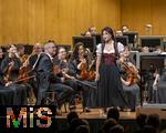 04.10..2025, Internationales Klassikfestival: Festival der Nationen 2025, im Kurhaus Bad Wrishofen (Unterallgu), Die international gefeierte Geigerin Soyoung Yoon (Sdkorea) fhrt Tschaikowskys Violinkonzert auf. Sie wurde 2012 mit dem Prix Young Artist of the Year beim Festival der Nationen ausgezeichnet. Mit dem Janacek Philharmonic Orchestra unter dem Dirigat von Andrey Boreyko. Sie tritt kurioserweise im Trachten-Dirndl aus einem Wrishofener Geschft auf, da ihr Gepck am Airport nicht angekommen war. Passend zur Oktoberfestzeit.